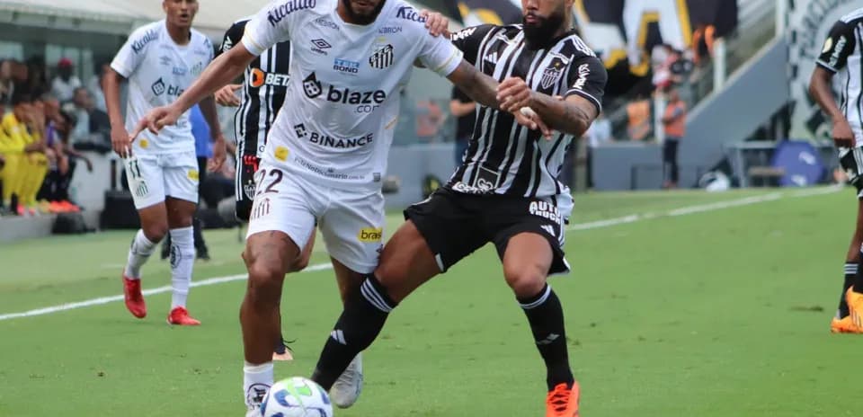 Jugadores de Santos y Atletico-MG luchando por el balón
