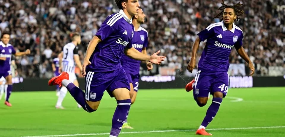 Jugador de Anderlecht celebrando un gol