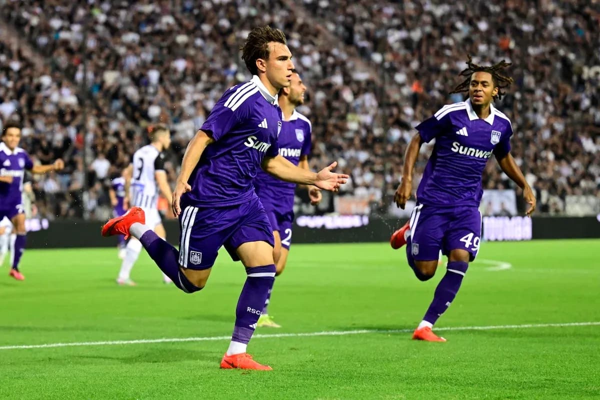 Jugador de Anderlecht celebrando un gol