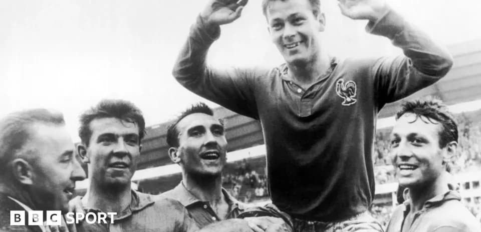 Jugadores celebrando con un compañero levantado