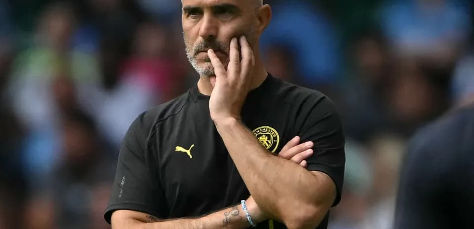 Entrenador observando el partido con preocupación