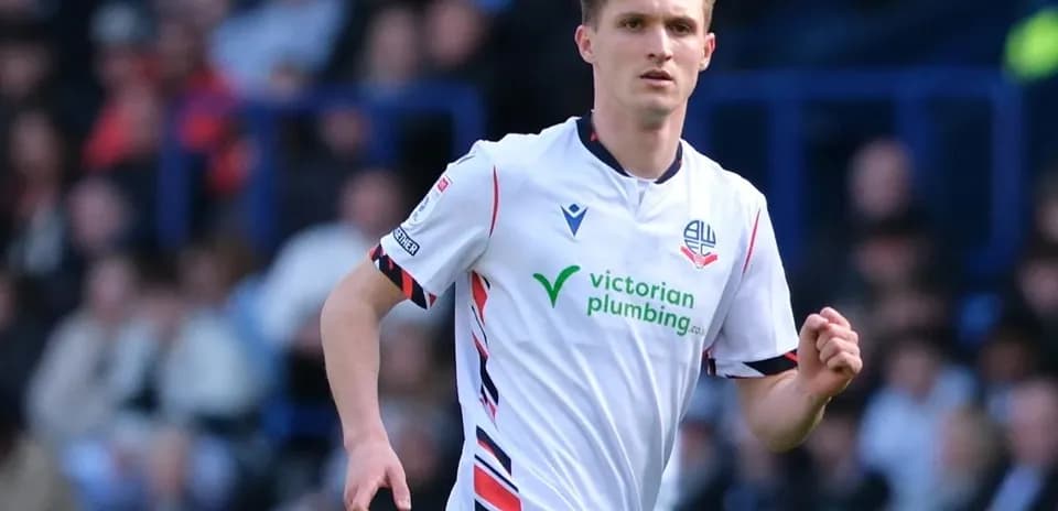 Jugador de Bolton Wanderers corriendo durante el partido