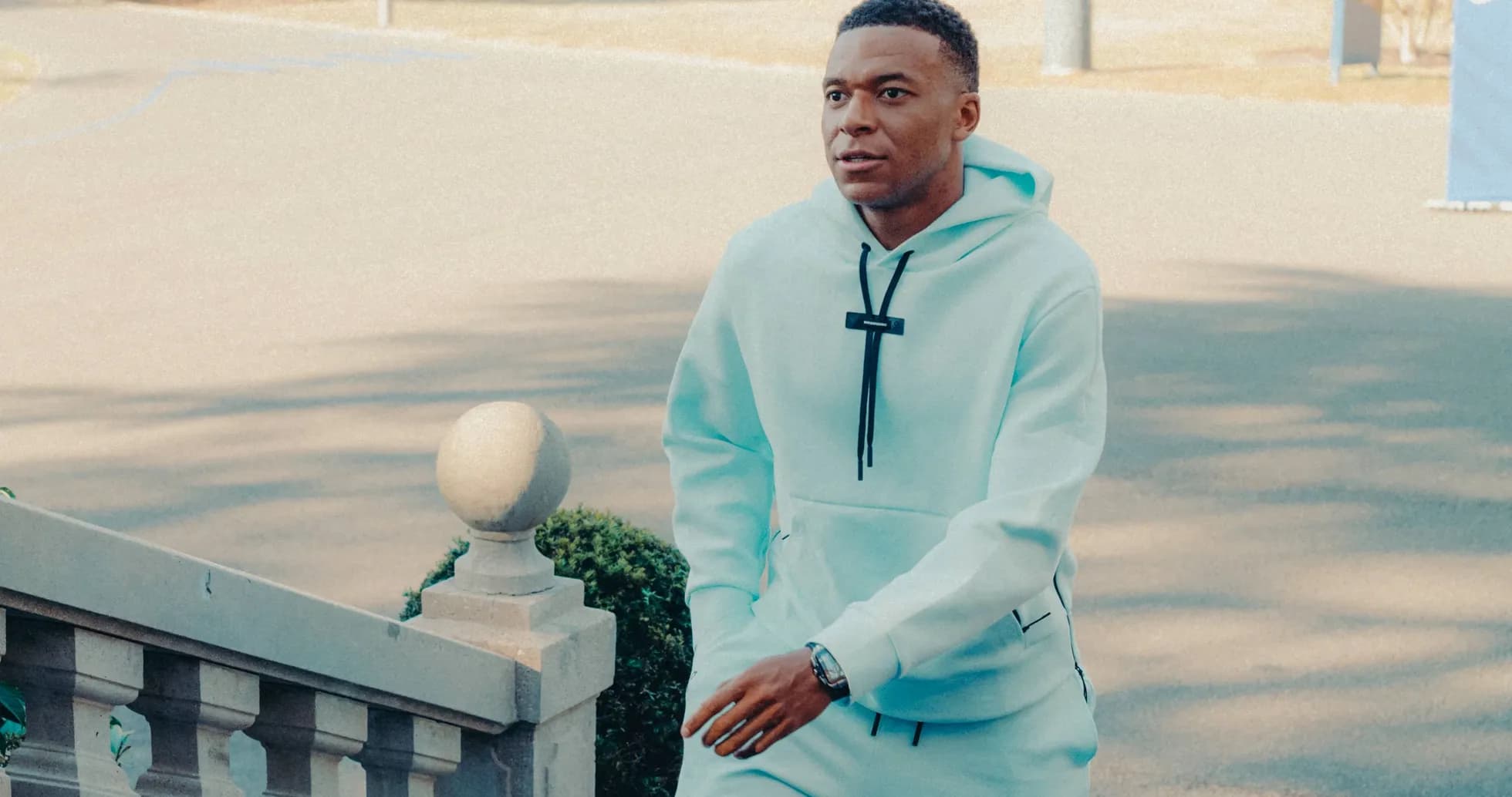 Jugador caminando hacia la cámara en sudadera azul
