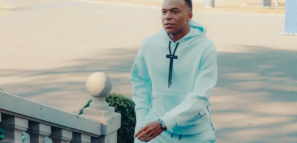 Jugador caminando hacia la cámara en sudadera azul