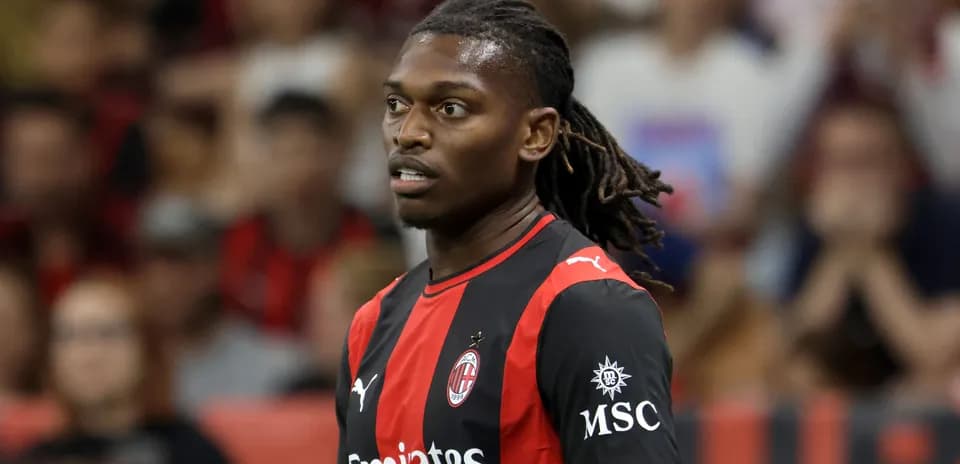 Jugador de AC Milan en partido en acción