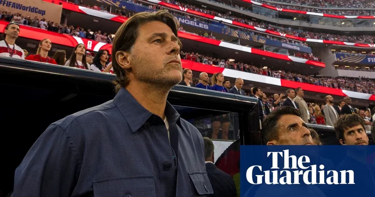 Entrenador en el banquillo durante el partido
