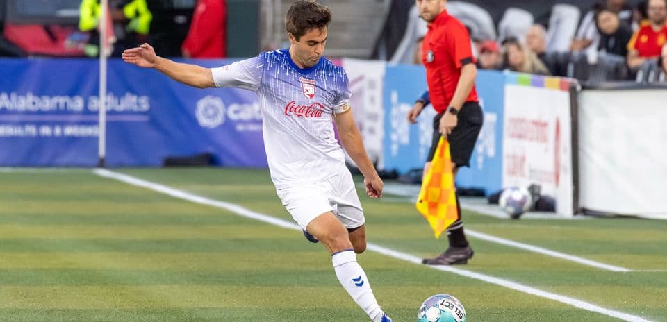 Jugador preparando un tiro de esquina en el partido