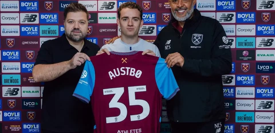 Jugador sosteniendo camiseta en presentación oficial