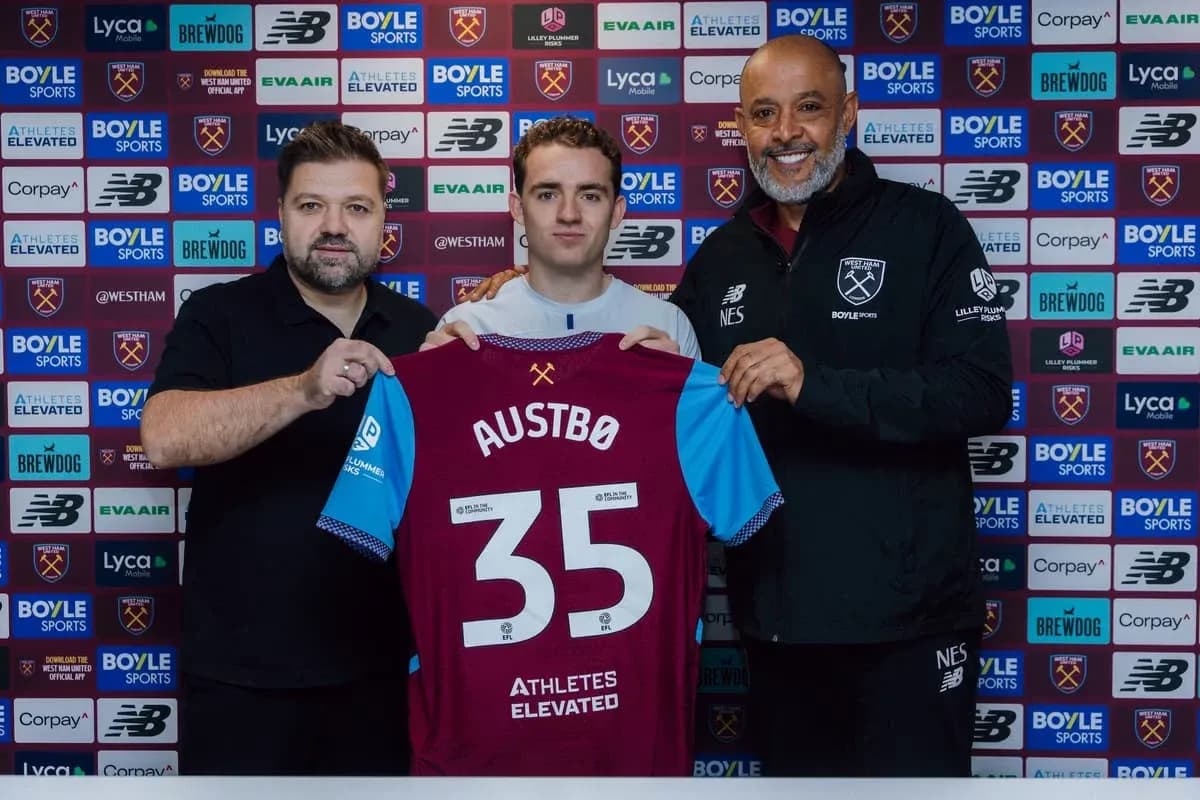 Jugador sosteniendo camiseta en presentación oficial