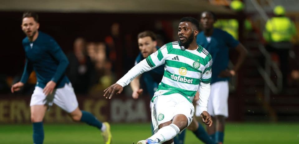 Jugador de Celtic corriendo tras el balón en partido