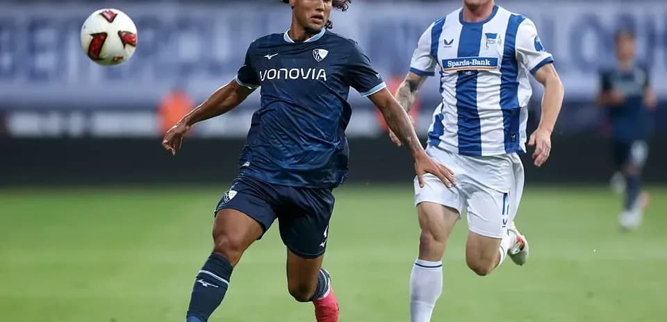 Jugador del VfL Bochum controlando el balón durante el partido