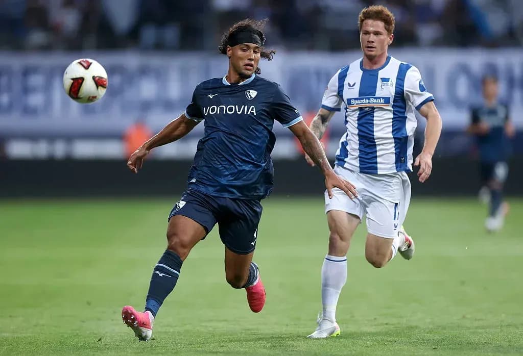 Jugador del VfL Bochum controlando el balón durante el partido