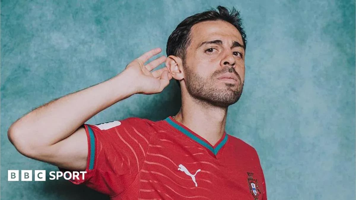 Jugador de fútbol con camiseta roja de Portugal