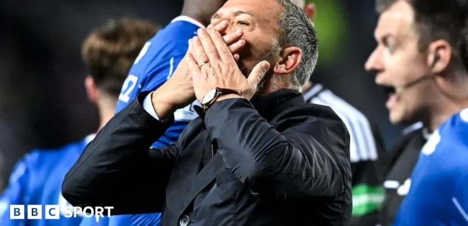 Entrenador gesticulando durante un partido de fútbol