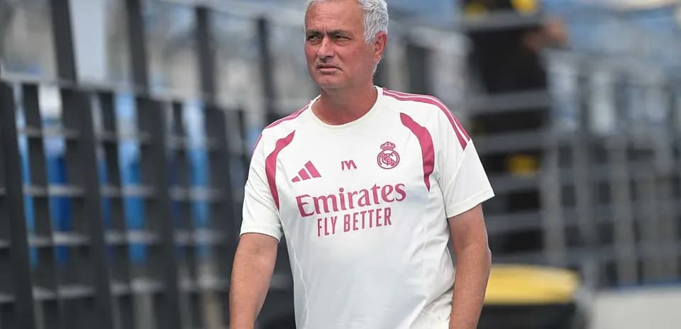 Entrenador de fútbol en camiseta de entrenamiento del Real Madrid