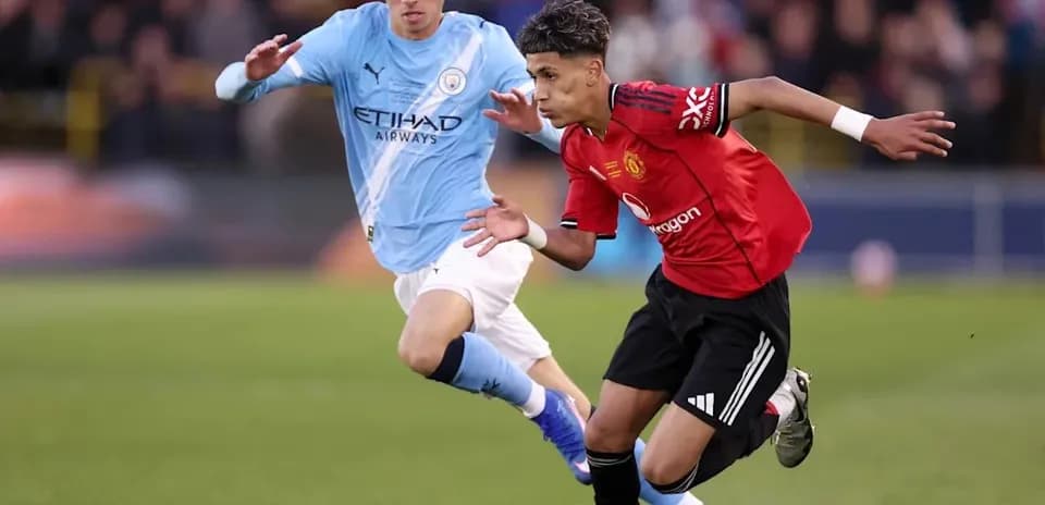 Jugador de Manchester United driblando a jugador de Manchester City