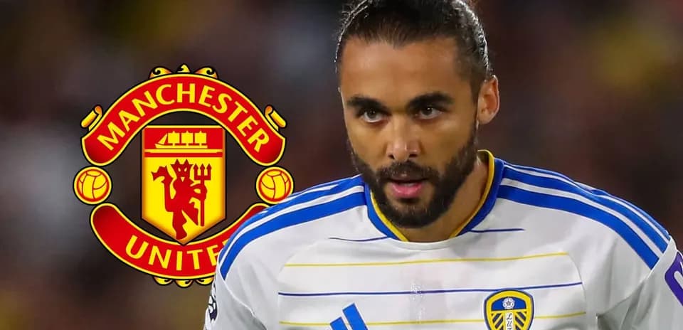 Jugador de Leeds United en primer plano con logo de Manchester United