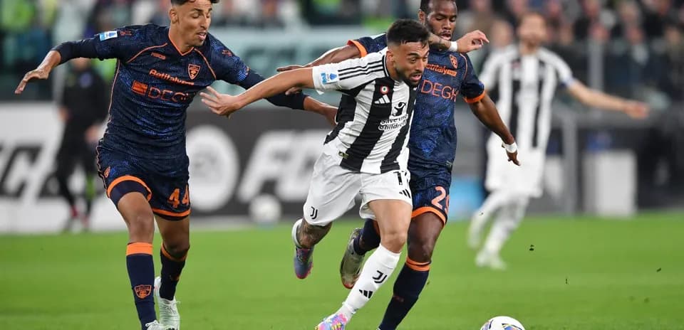 Jugador de Juventus driblando entre defensores de Lecce