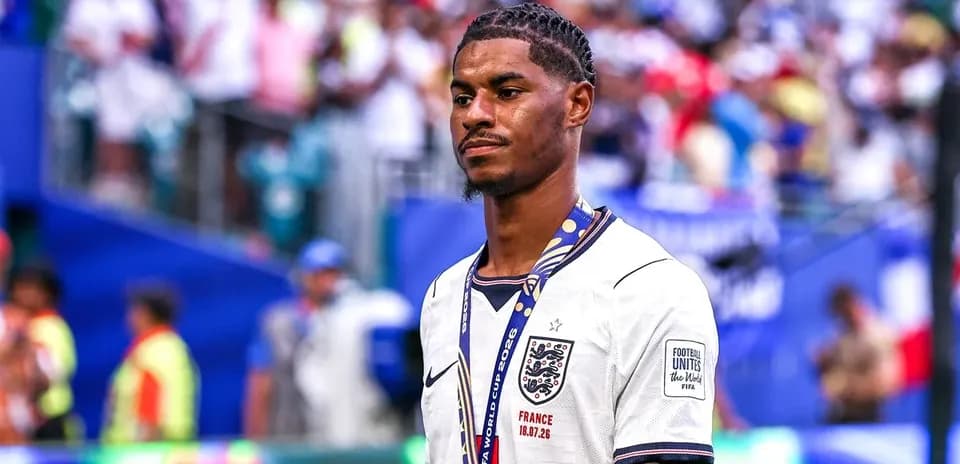 Jugador de Inglaterra con medalla después del partido