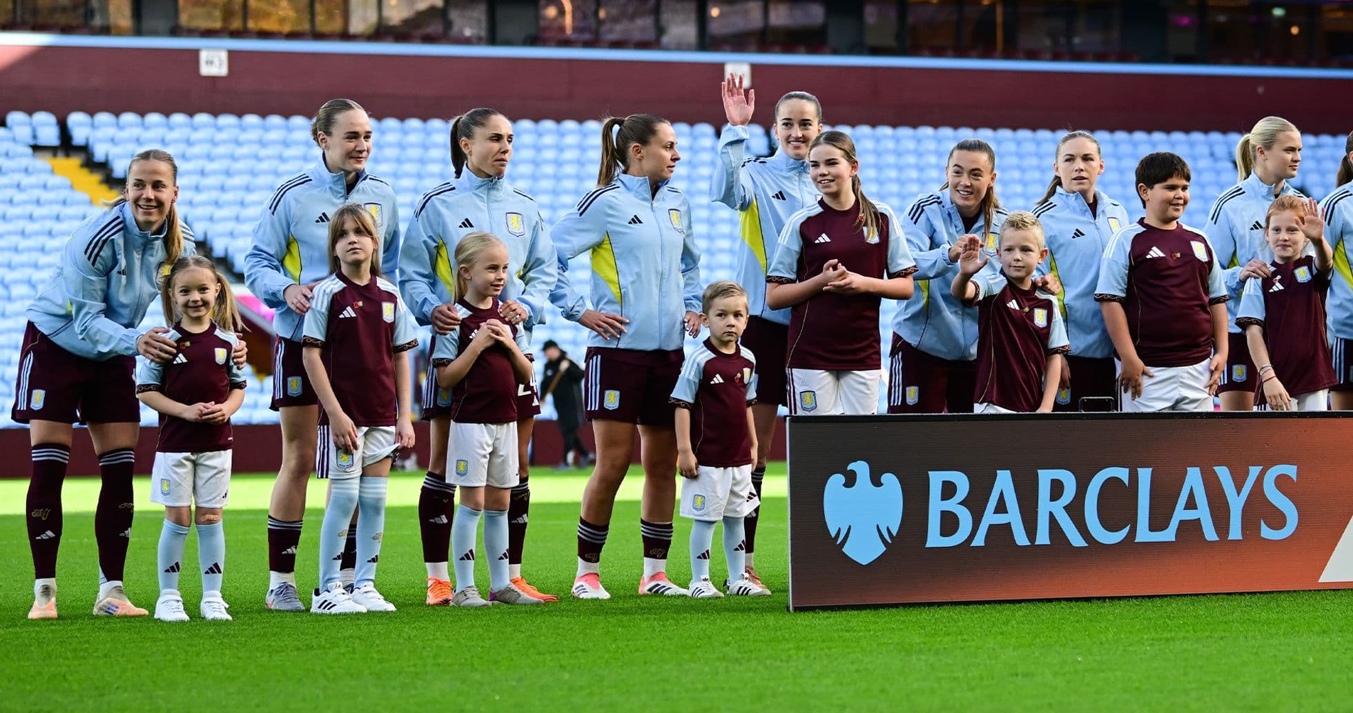 Jugadoras de Aston Villa en el campo