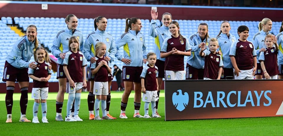 Jugadoras de Aston Villa en el campo