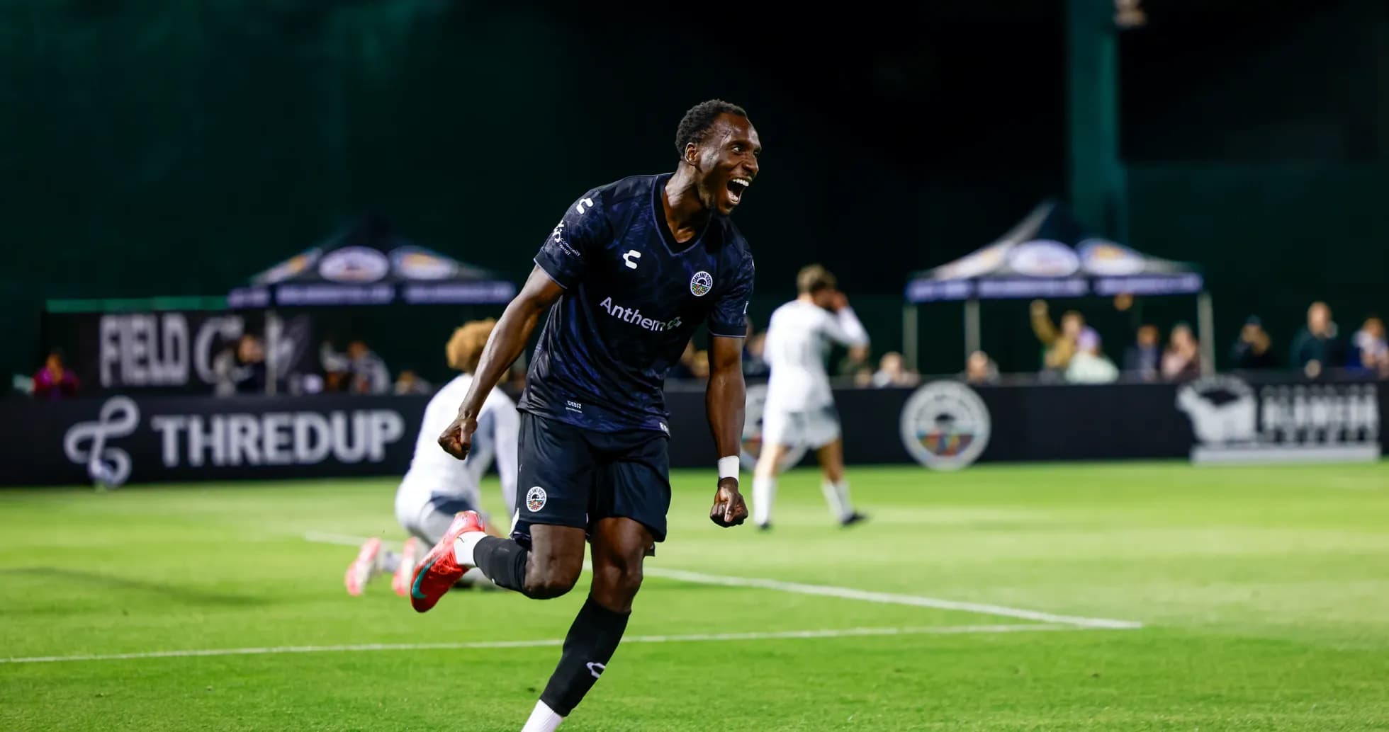 Jugador celebrando gol en el partido