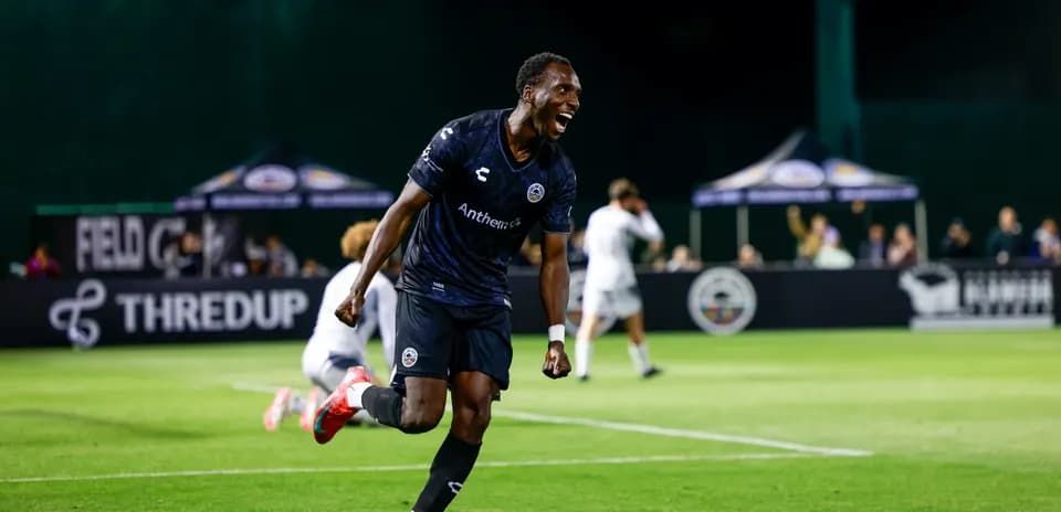 Jugador celebrando gol en el partido