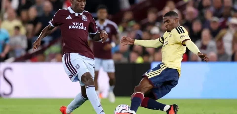 Jugador de Aston Villa interceptando balón de Arsenal