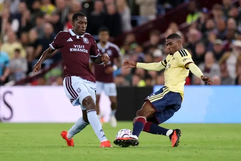 Jugador de Aston Villa interceptando balón de Arsenal
