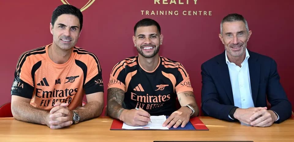 Jugadores y directivos firmando contrato en el club