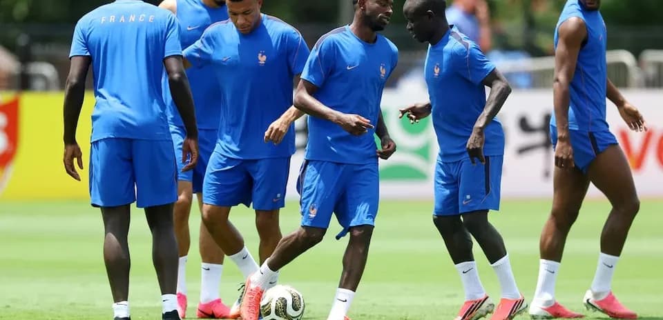 Jugadores de Francia entrenando en el campo