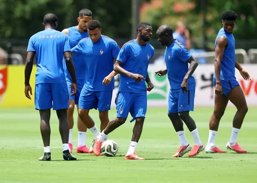 Jugadores de Francia entrenando en el campo