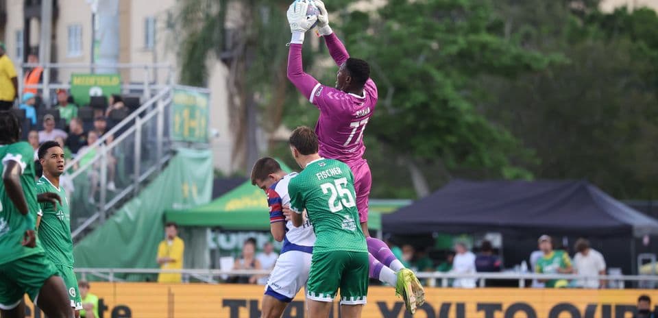 Portero del Tampa Bay Rowdies atrapando el balón