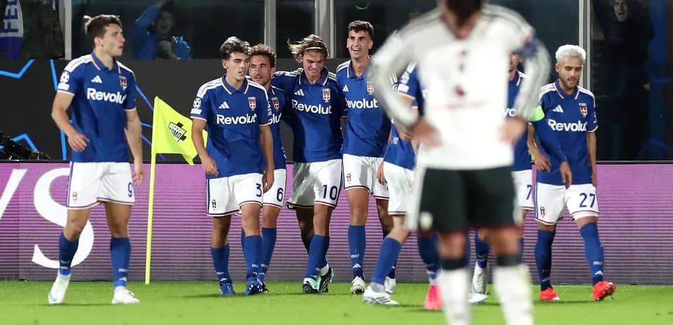 Jugadores de Como celebrando un gol en el partido