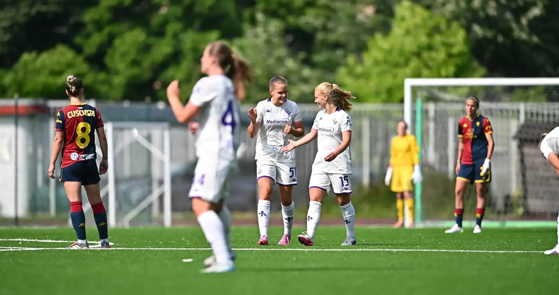 Jugadoras de Fiorentina celebrando un gol