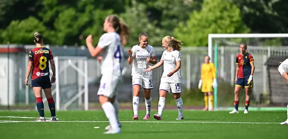 Jugadoras de Fiorentina celebrando un gol