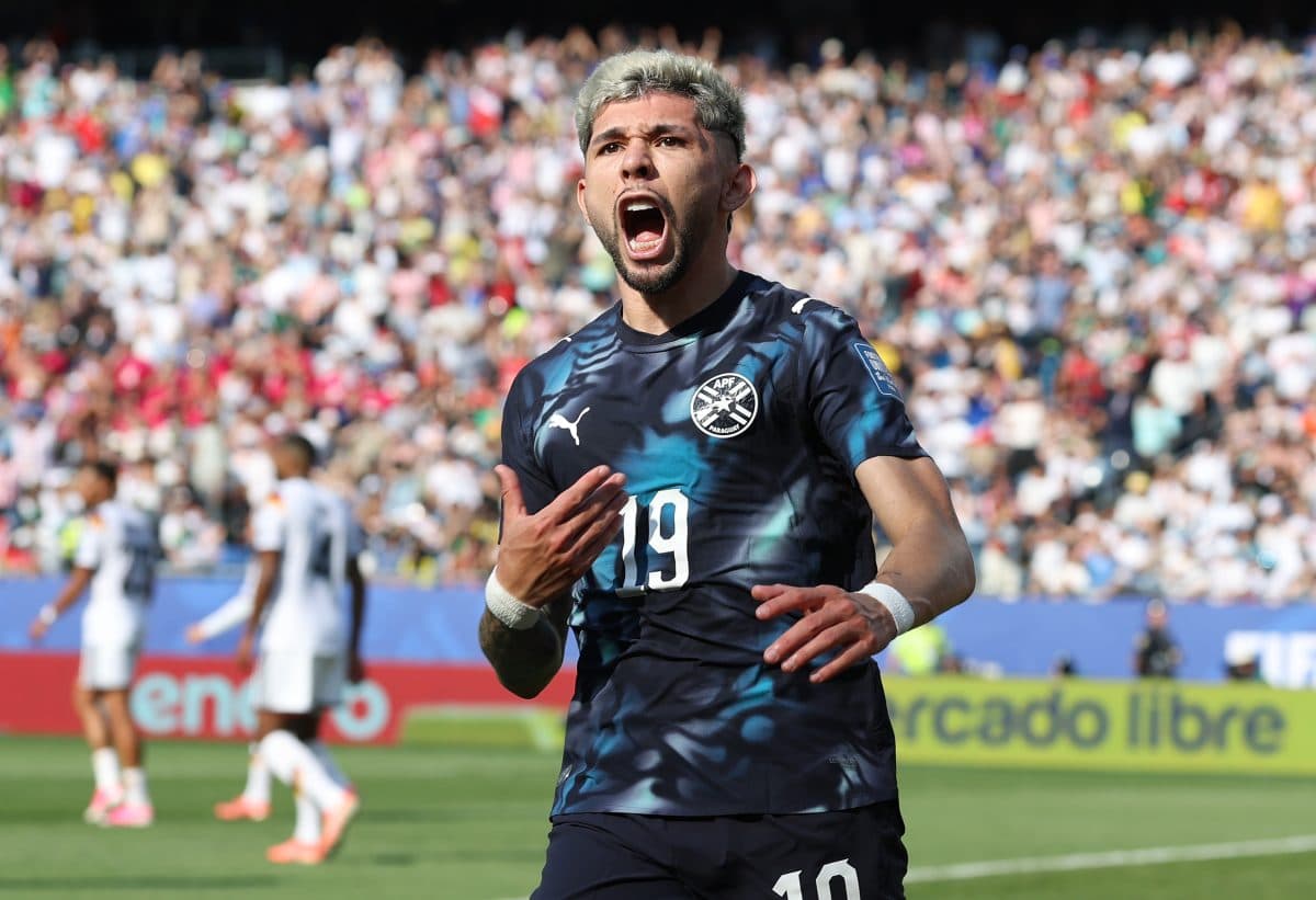 Jugador celebrando un gol en un partido de fútbol