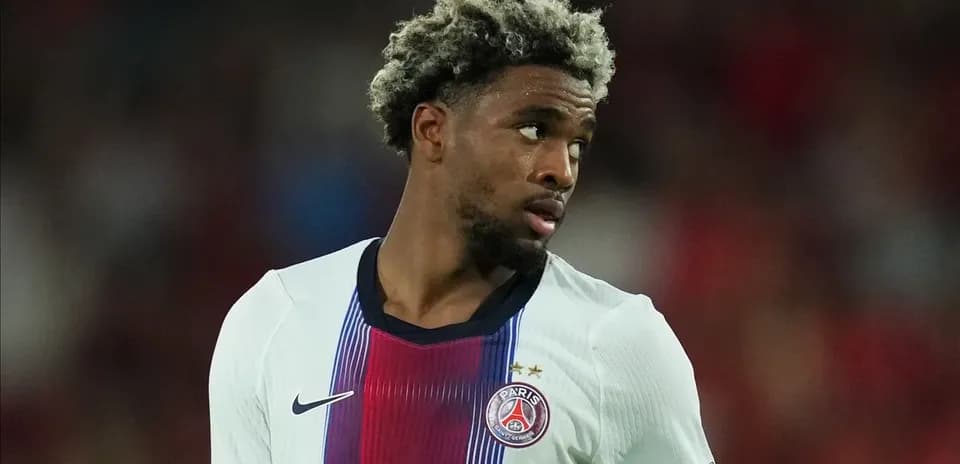 Jugador de PSG en el campo durante un partido