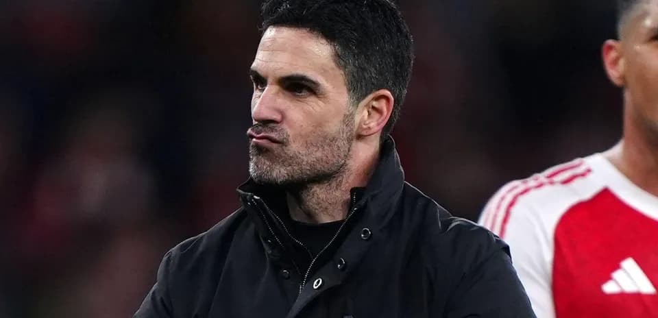Entrenador celebrando con gesto de aprobación