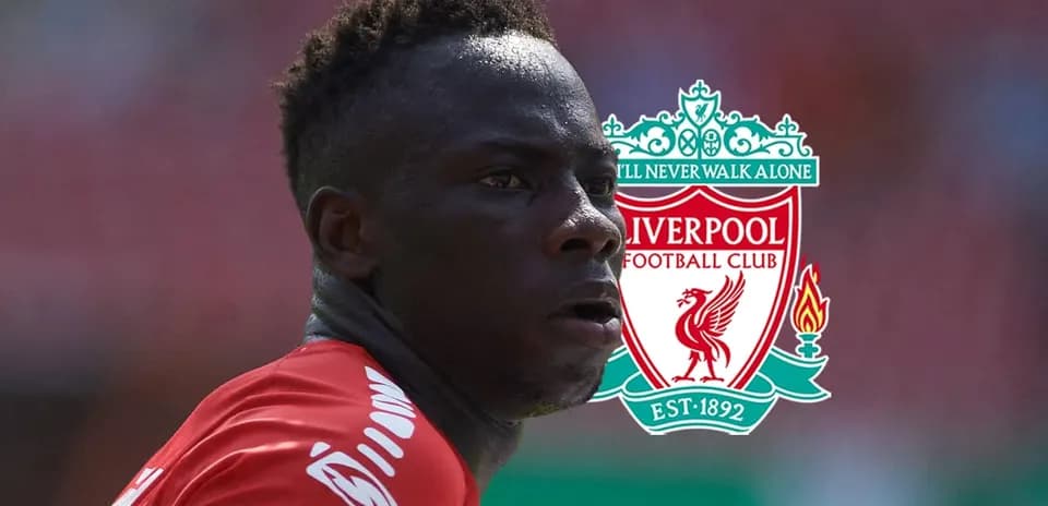 Jugador de Liverpool en acción durante un partido
