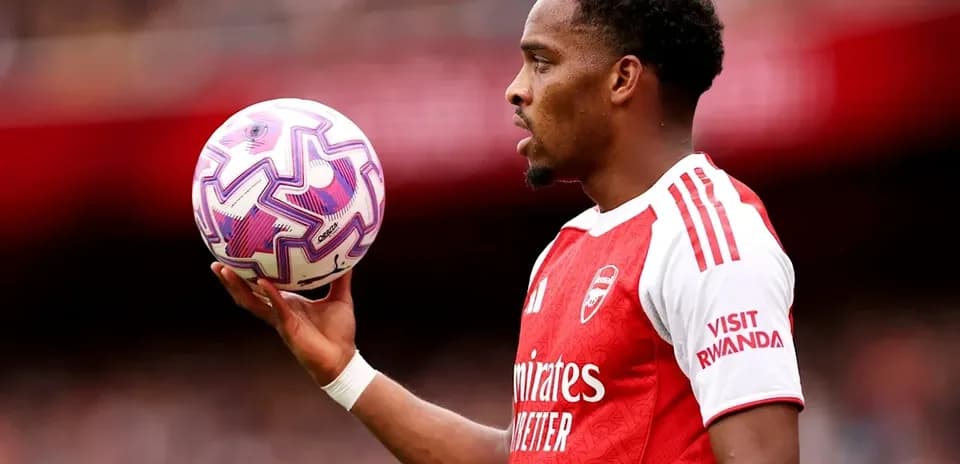 Jugador de Arsenal sosteniendo un balón de fútbol