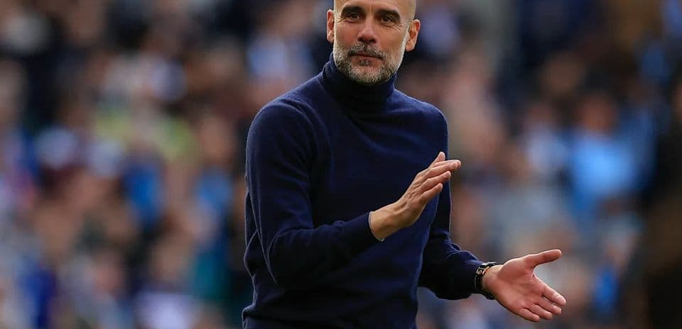 Entrenador gesticulando en la banda durante el partido