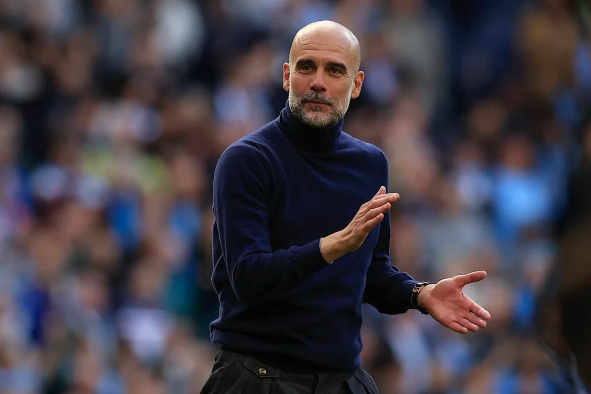 Entrenador gesticulando en la banda durante el partido