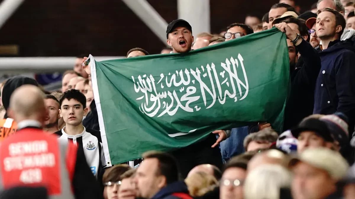 Afanático sostiene una bandera de Arabia Saudita en las gradas