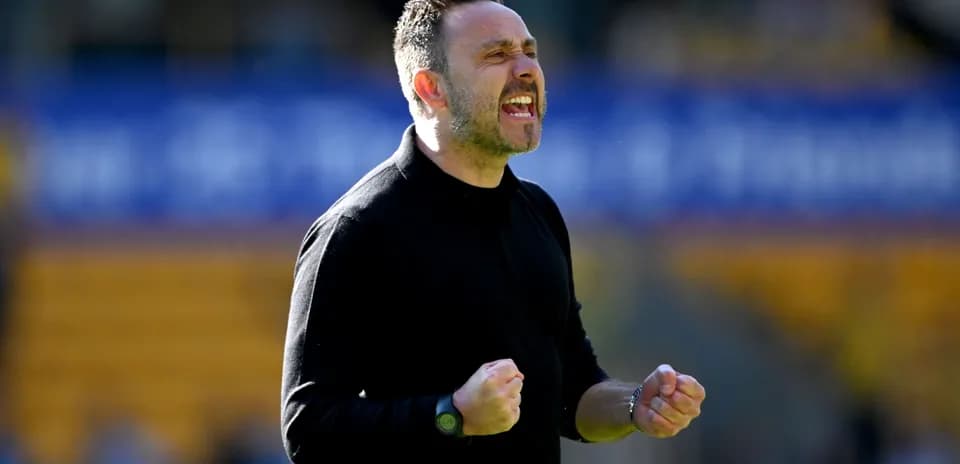 Entrenador celebrando en el campo de fútbol