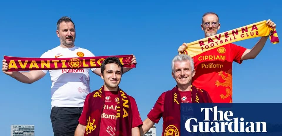 Cuatro aficionados de fútbol sosteniendo bufandas de Ravenna