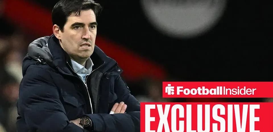 Entrenador observando el juego desde la línea lateral