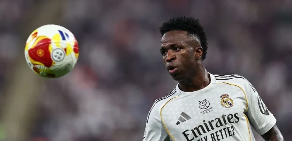 Vinícius Jr. controlando el balón en un partido