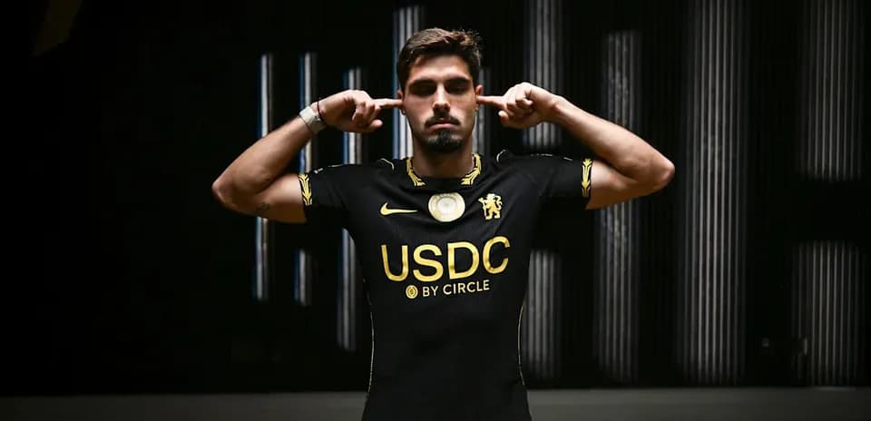 Jugador en camiseta negra haciendo gesto de silencio