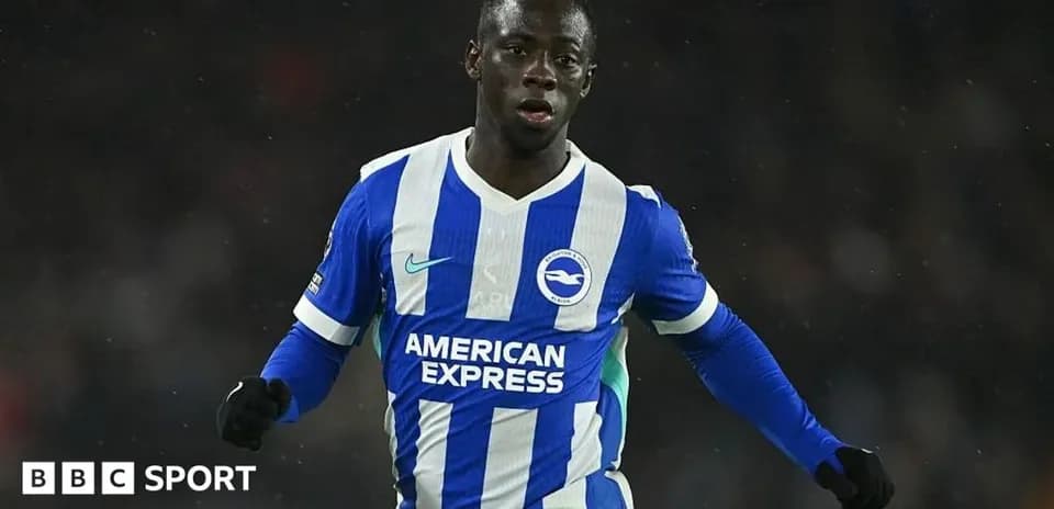 Jugador de Brighton celebrando una acción en el campo